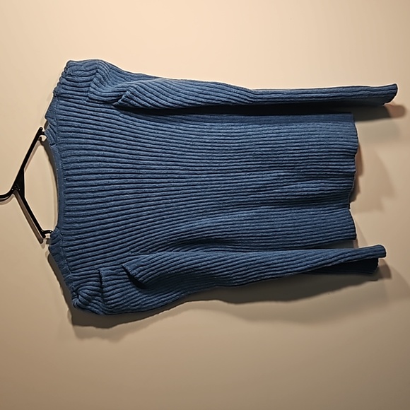 Vneck size lg sweater. - Picture 4 of 4